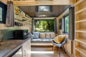Intérieur lumineux de la Tiny House Douglas ouvert sur la nature