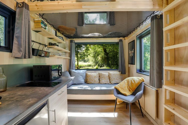 Intérieur lumineux de la Tiny House Douglas ouvert sur la nature