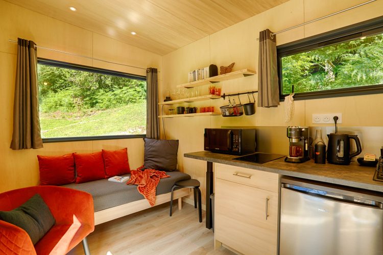 Intérieur lumineux et cosy de la tiny house Tilleul au cœur de la forêt