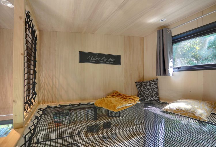 • Mezzanine avec filet d’habitation dans la tiny house Douglas