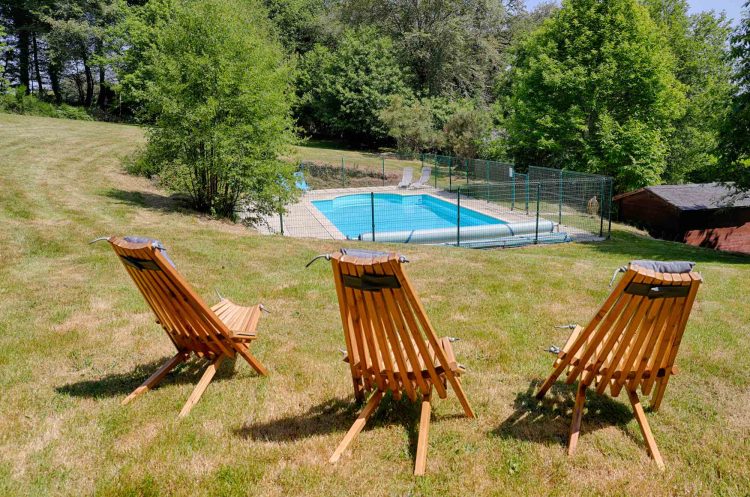 Piscine en été dans un domaine de gîtes en Bretagne