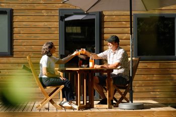 Terrasse de tiny house en pleine forêt en Bretagne