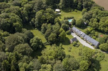 Vue aérienne du domaine Forêt Totem, lieu de groupe en Bretagne