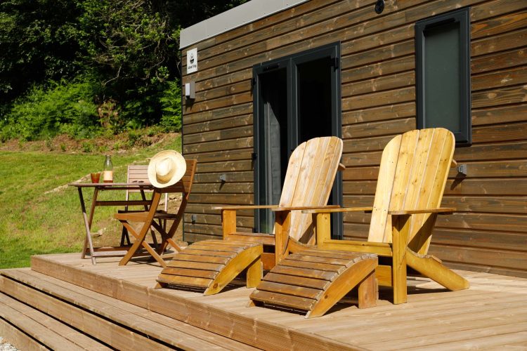 errasse en bois de la tiny house Tilleul dans une clairière bretonne